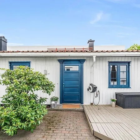 Blue And White Courtyard Apartment Larvik Exterior photo