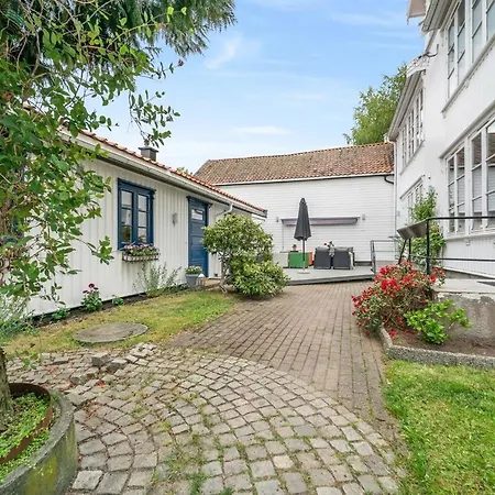 Blue And White Courtyard Apartment Larvik Exterior photo